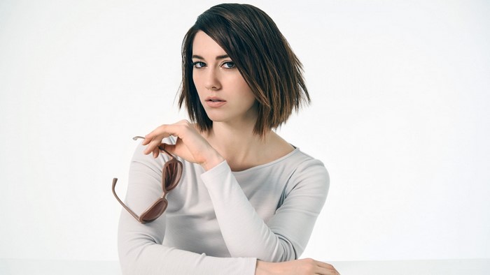 Mary Elizabeth Winstead holding sunglasses
