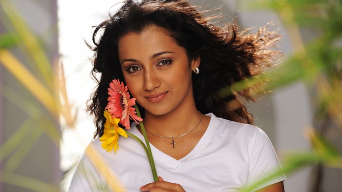4K Trisha Krishnan with flowers