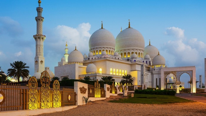 Sheikh Zayed Grand Mosque at dusk