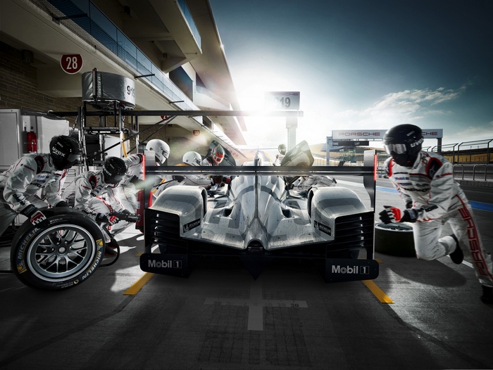 Porsche 919 Hybrid pit stop with pit crew