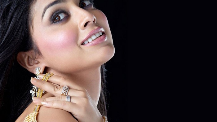 Shriya Saran wearing jewelry