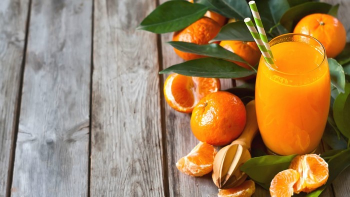 Orange juice with oranges and leaves