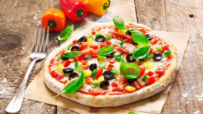 Vegetable Pizza with Peppers and Olives
