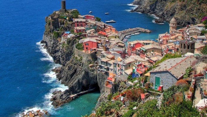 Vernazza, Italy coastal village with colorful buildings