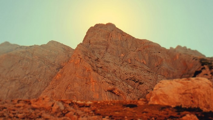 Mountain landscape with sun and rocks