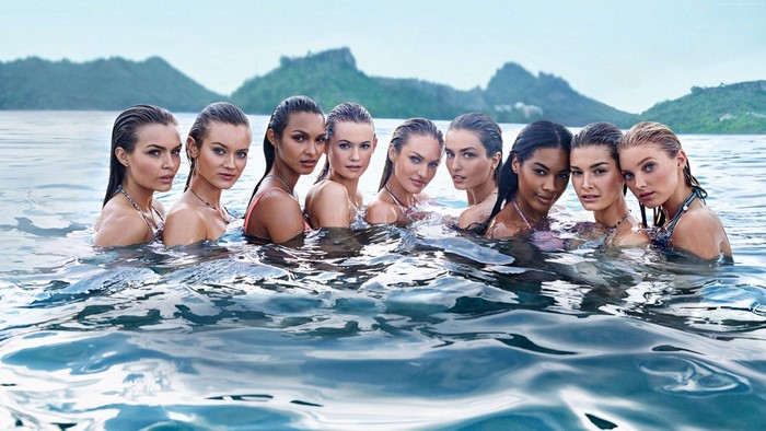 Victoria's Secret Swim Models in Water