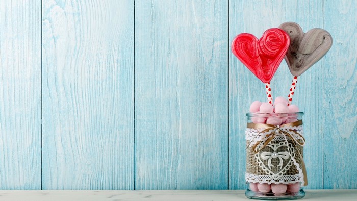 Heart-shaped lollipops in a decorated jar