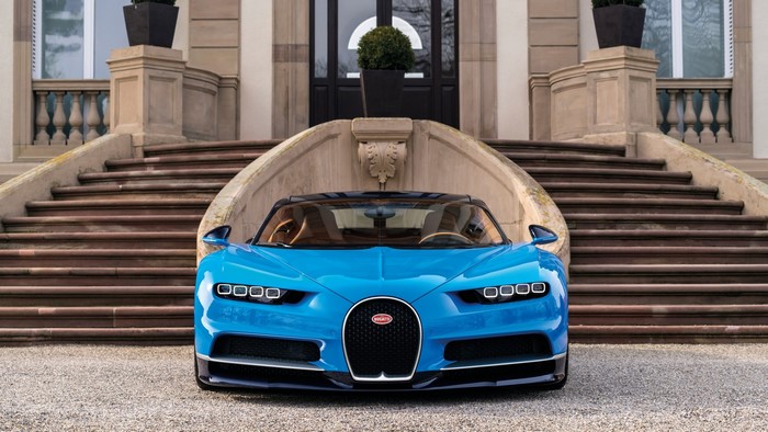 Blue Bugatti Chiron in front of a mansion