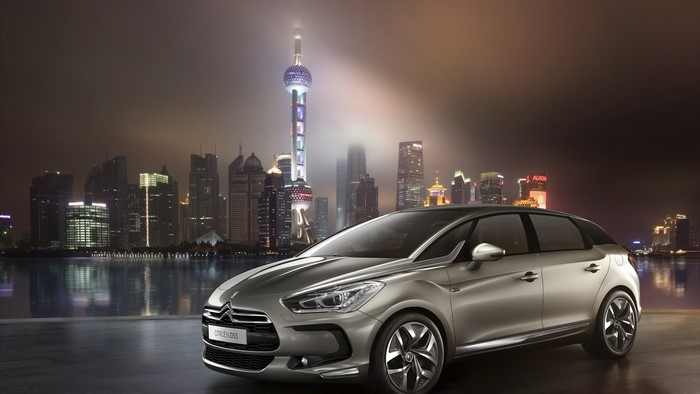 Citroen DS5 in Shanghai at Night