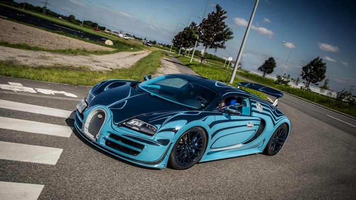 Bugatti Veyron with custom blue and black livery