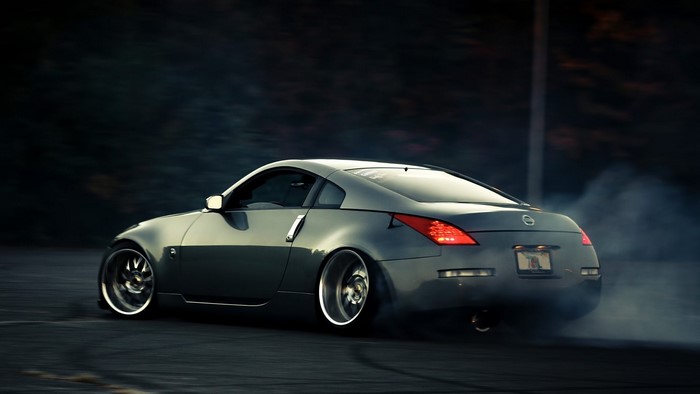 Nissan 350Z drifting with smoke