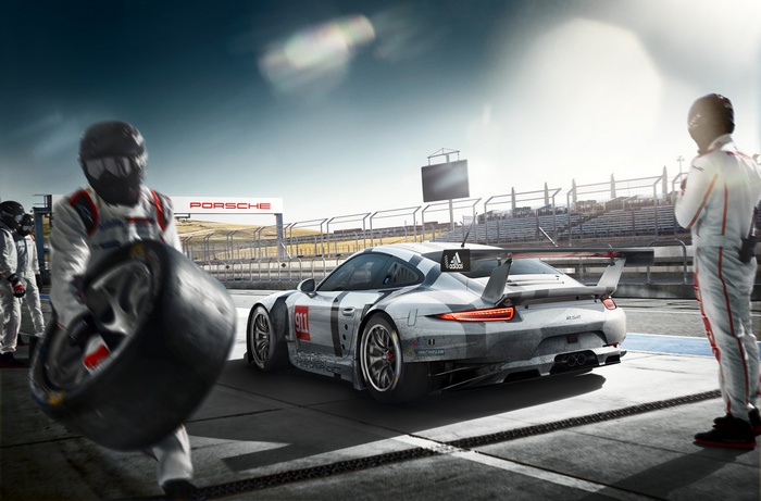 Porsche 911 RSR pit stop with pit crew