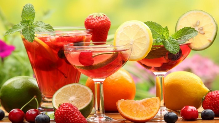 Refreshing Fruit Drinks with Fresh Fruits