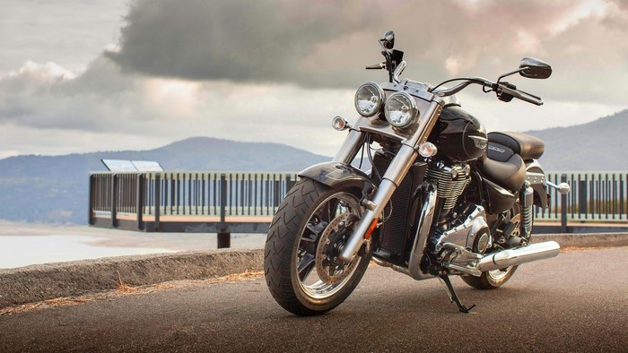 Triumph Thunderbird Commander motorcycle on scenic overlook