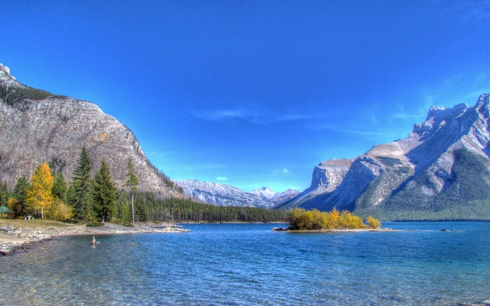 Lake and mountains in Banff National Park