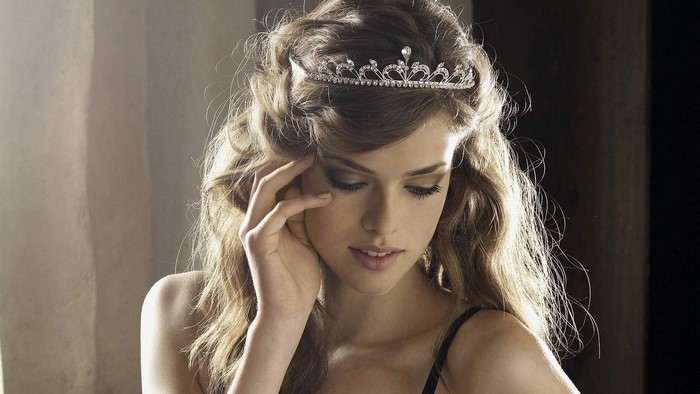 Julia Saner wearing a tiara