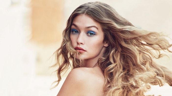 Gigi Hadid with blue eyeshadow