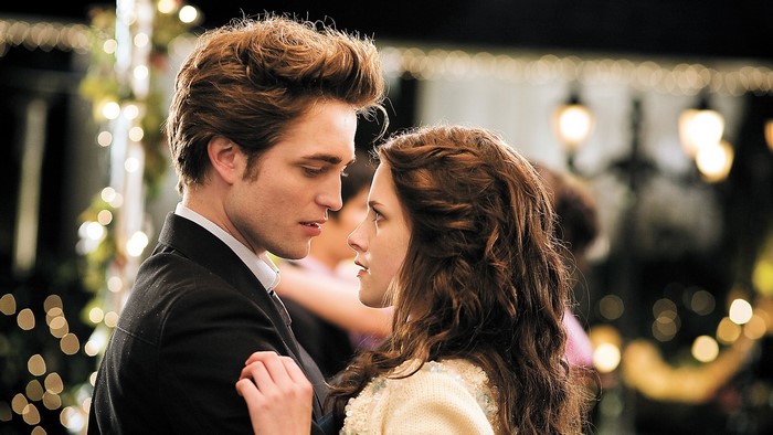 Edward Cullen and Bella Swan dancing