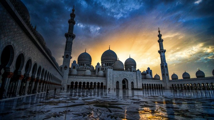 Sheikh Zayed Grand Mosque at sunset