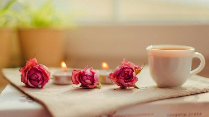 Tea cup with roses and candles