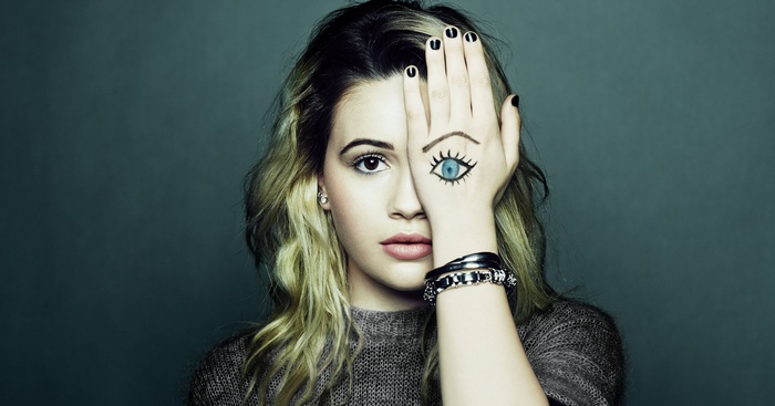 Bea Miller with eye drawing on hand