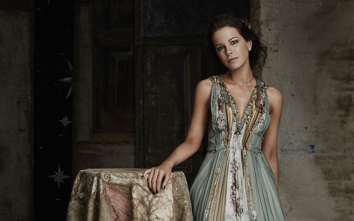 Kate Beckinsale in a patterned dress