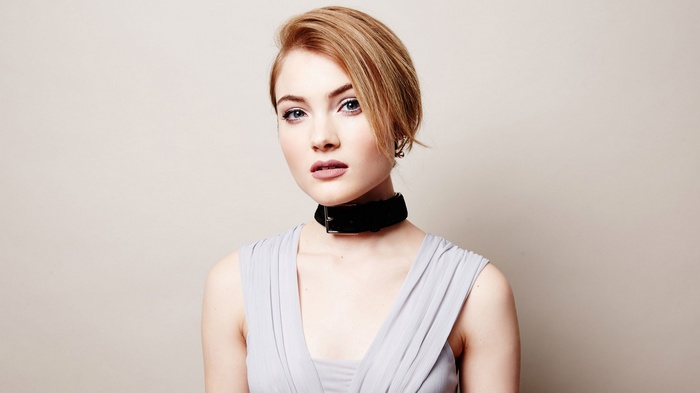 Skyler Samuels wearing a black choker and grey dress