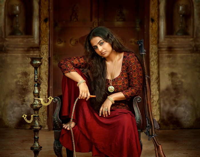 Vidya Balan as Begum Jaan with a rifle
