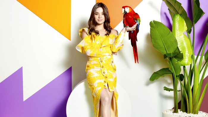 Hailee Steinfeld with a parrot