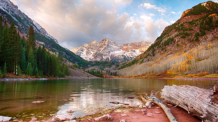 Maroon Bells lake with autumn trees and snow-capped mountains