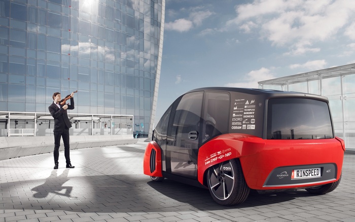 Man playing violin next to Rinspeed Oasis concept car