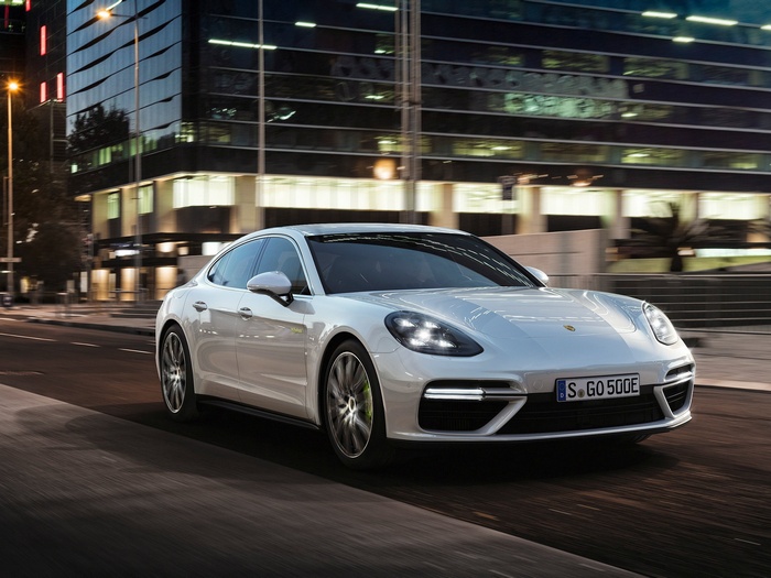 2018 Porsche Panamera Turbo S E-Hybrid driving at night