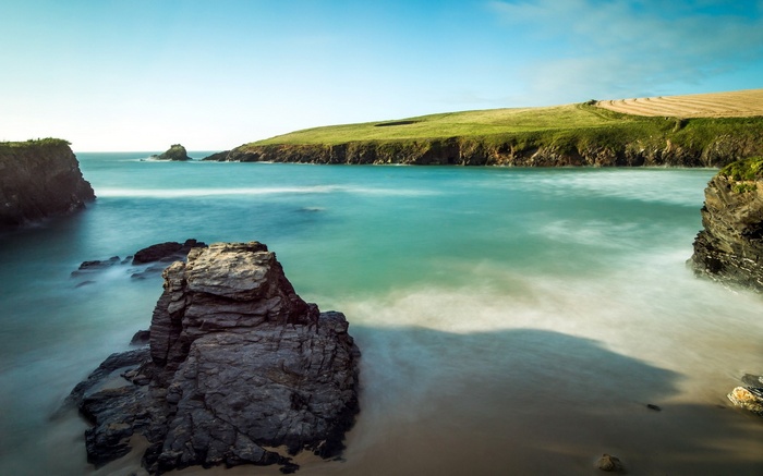 Long exposure of a rocky coastline and turquoise ocean