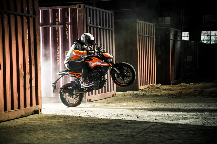 4K 2017 KTM 125 Duke wheelie