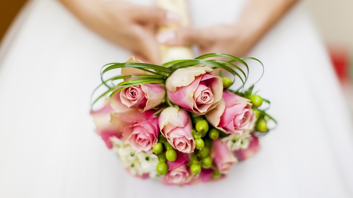 Bride holding a pink rose wedding bouquet