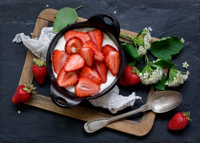 4K, Strawberries, Milk