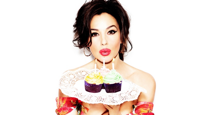 Monica Bellucci with cupcakes