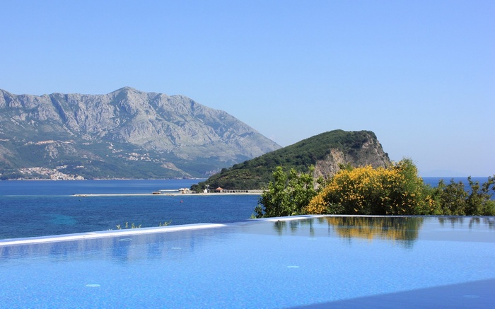 Infinity pool overlooking a bay with mountains
