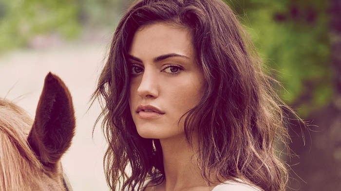 Phoebe Tonkin with a horse for Free People