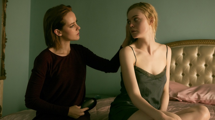 Jena Malone and Elle Fanning in The Neon Demon