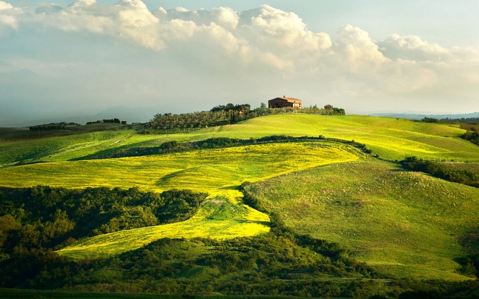 Tuscan landscape with rolling hills and a farmhouse