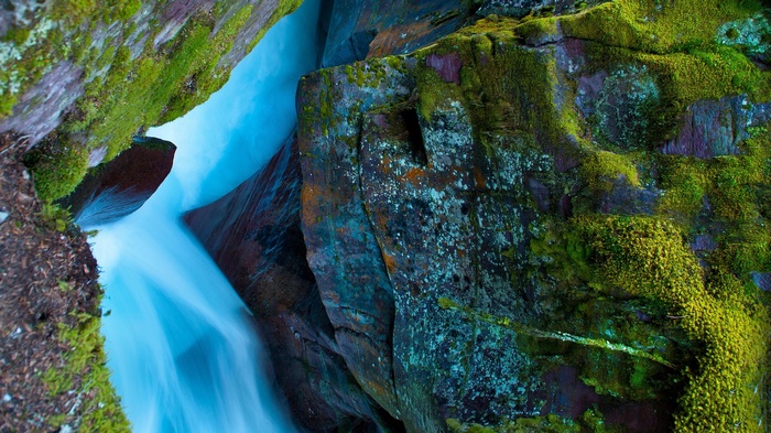 Mossy rocks and flowing water in a gorge