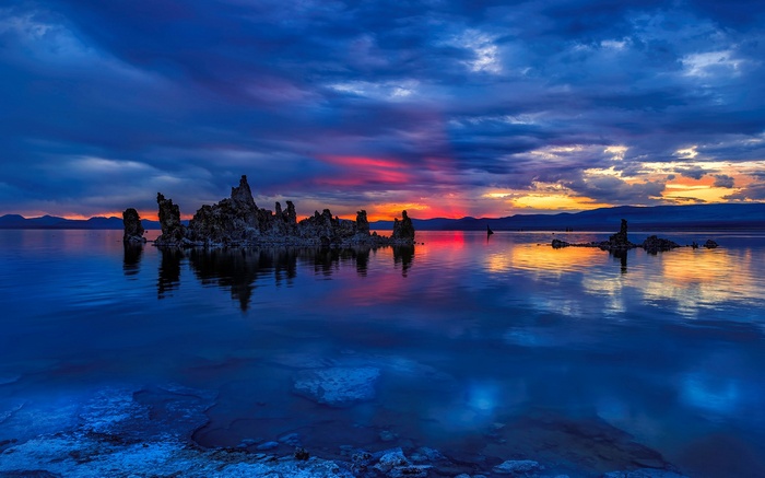 Mono Lake at Sunset with Tufa Towers