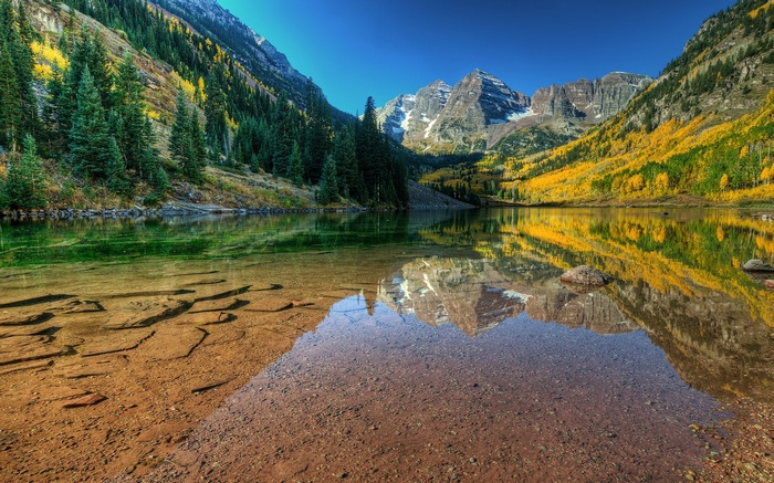 Maroon Bells lake reflection in autumn