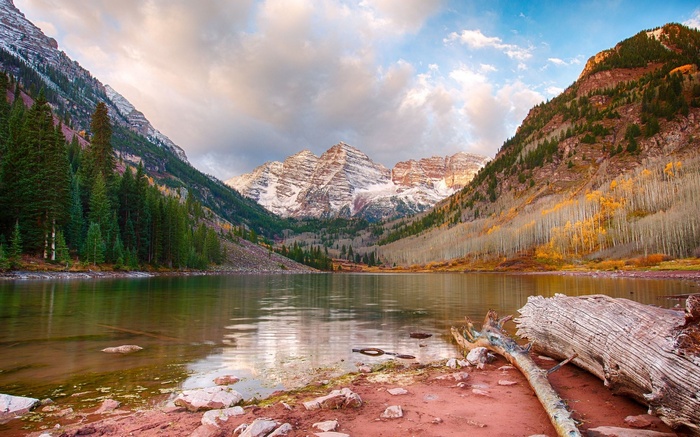 Maroon Bells lake with mountains and autumn trees