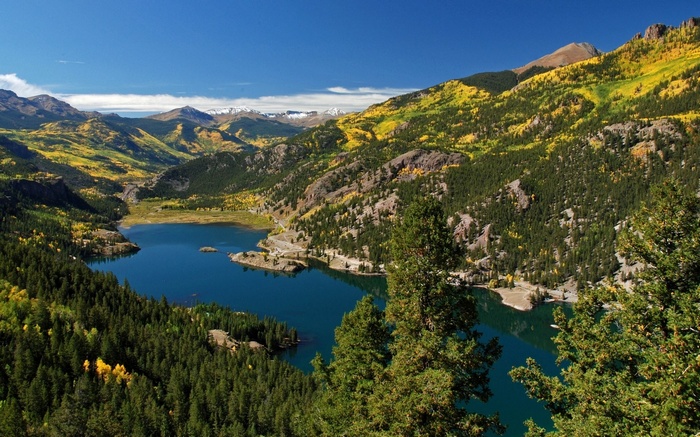 Mountain lake with autumn foliage