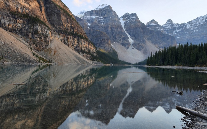 Moraine Lake and Mountains in Banff National Park