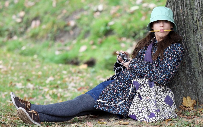 Jessica Alba sitting by a tree