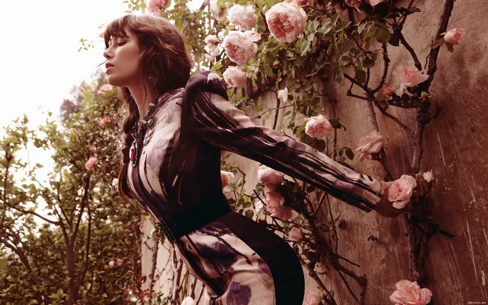 Jessica Biel posing near roses