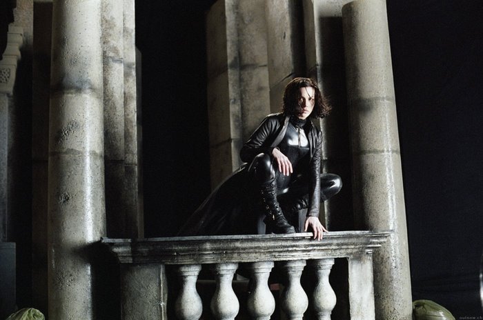 Kate Beckinsale in Black Leather Outfit